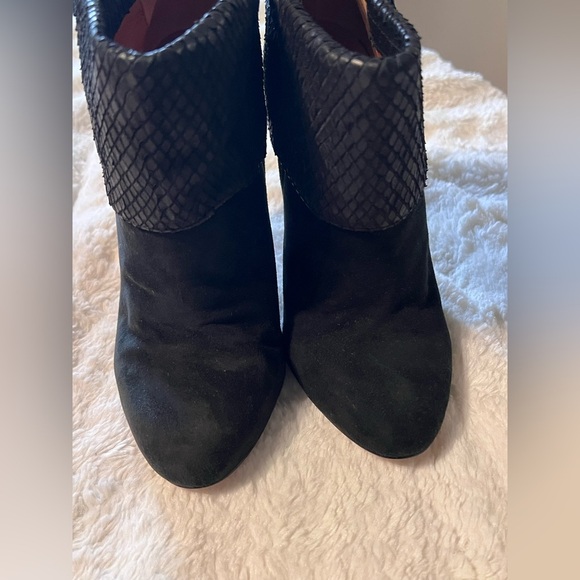 Elizabeth & James Black Rizzo Cuffed Snakeskin Booties with Metallic Heel-8.5 B - Picture 5 of 13
